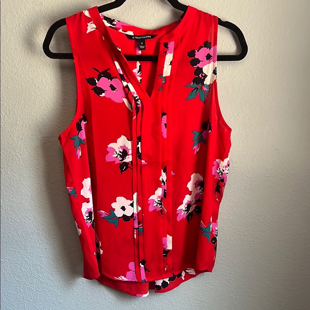 41 HAWTHORN Women's Red Floral Top